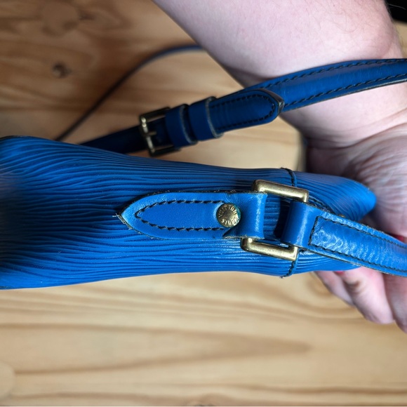 LOUIS VUITTON Trocadero 24
Shoulder Bag Epi Leather Blue - Picture 6 of 11